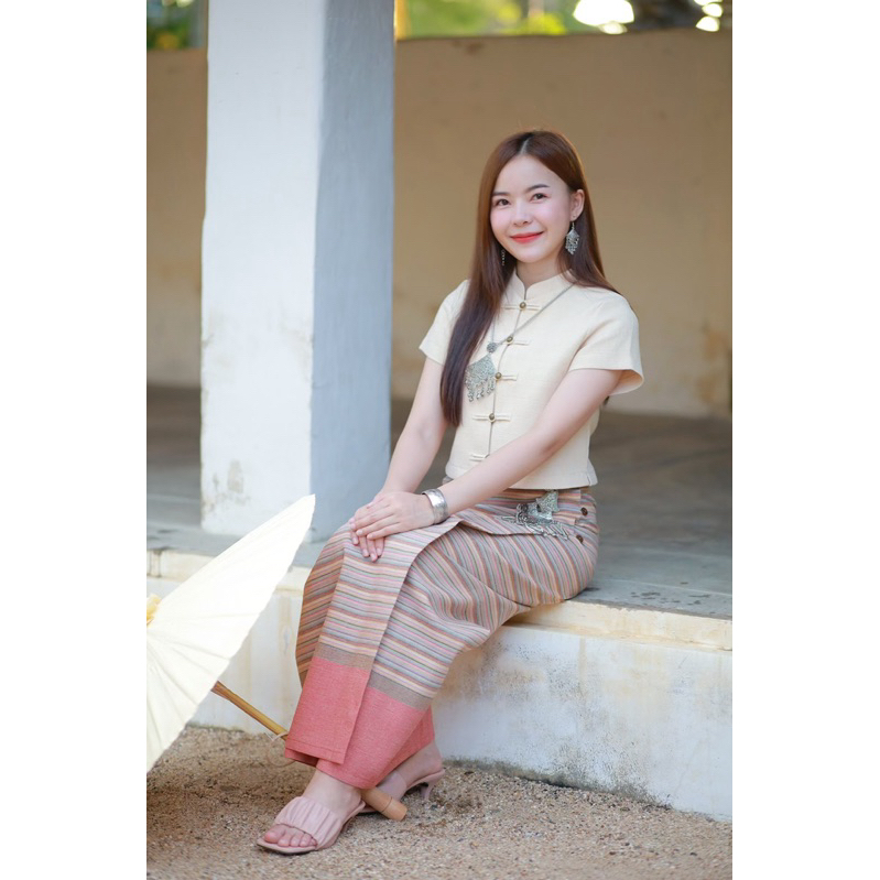 💐คำปู้จู้ ชุดพื้นเมือง เสื้ิอคอจีนแขนสั้น,ผ้าถุงสำเร็จ โทนสีครีม💐