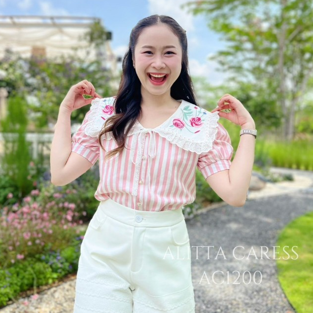 ALITTA CARESS : AC1200 เสื้อลายทางสีชมพู ปกขาวปักดอกไม้เเต่งขอบด้วยผ้าลูกไม้ หวาน สดใส เพิ่มเสน่ห์