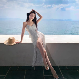 แม็กซี่เดรสลูกไม้ สายเดี่ยวสีขาว คอวีมีซับใน ทรงหน้าสั้นหลังยาว สายเสื้อปรับได้ ระบายผ้าลูกไม้ #1001