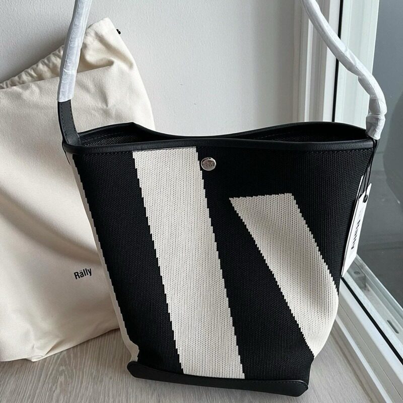 💞ของแท้ 100 %💞𝗥𝗮𝗹𝗹𝘆 𝗧𝗵𝗲 𝗕𝗮𝗴 𝗠𝗮𝗿𝗸 𝗜𝗜/Rally Movement กระเป๋าหนังทรง Bucket ลายโลโก้ Bucket Bag