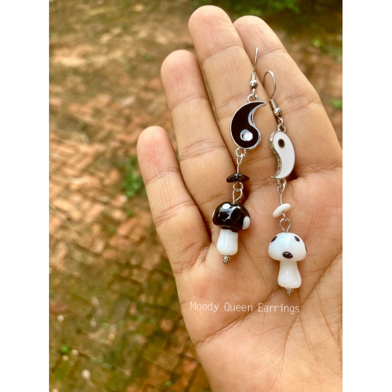 ต่างหูเห็ด Yin Yang Glass Beads พร้อมส่ง