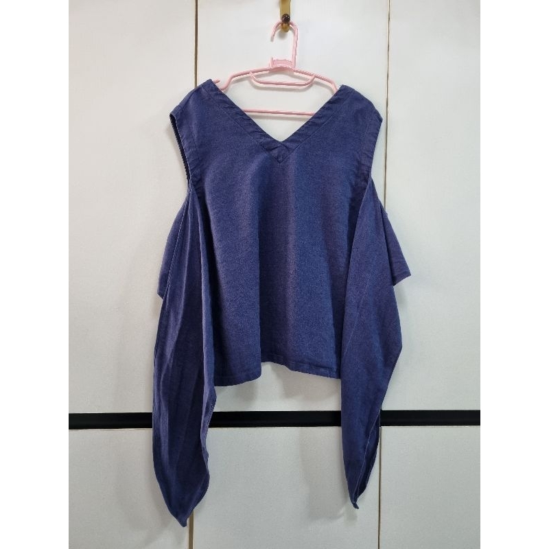 2nd Milinda ห้องเสื้อ เสื้อคอวี สีกรมท่า ไม่มีแขน แต่งผ้าลอยยาว