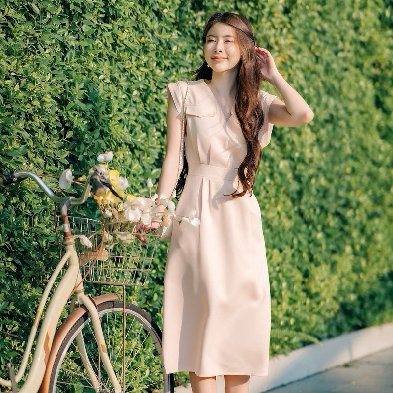 [LISA] A0947 ชุดเดรสกระโปรงคอวีแขนกุดดีเทลแต่งกระเป๋าหน้า เรียบหรูดูแพง ใส่เที่ยว ออกงาน คาเฟ่