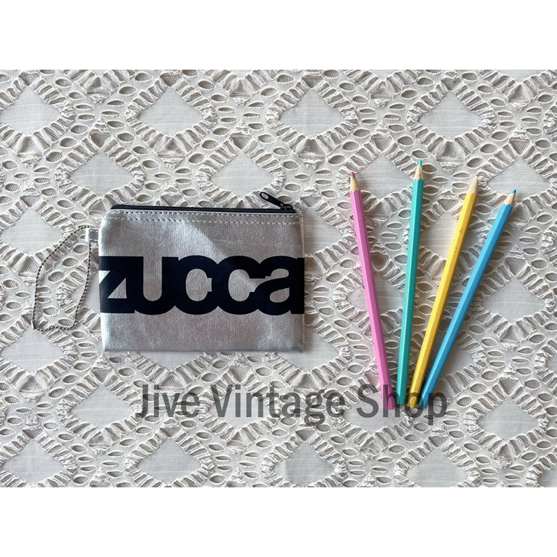 ZUCCA กระเป๋าใส่เหรียญและจิปาถะ สีเงิน metallic พิมพ์โลโก้แบรนด์สีดำ ซิปดำ เท่ห์มาก น่ารักมาก มือสอง