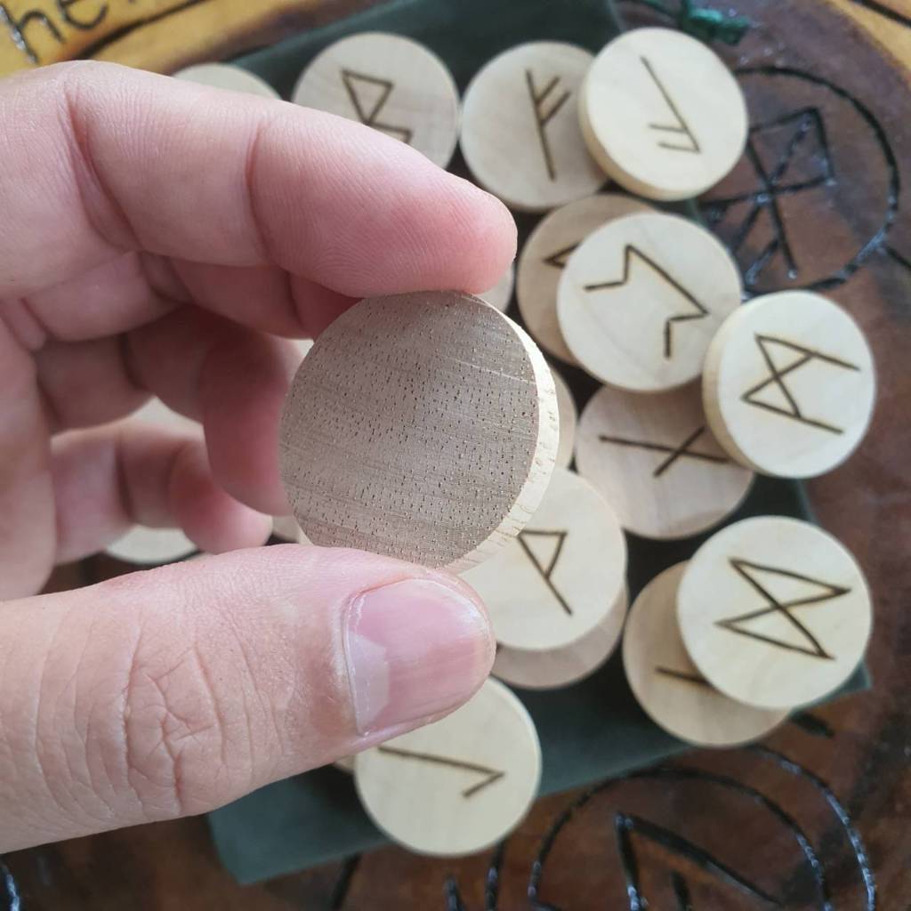 เซ็ทหนังสืออักษรรูน + หนังสือยันต์รูน + รูนไม้จารมือ 24 อักษร (ครบชุดพร้อมใช้)