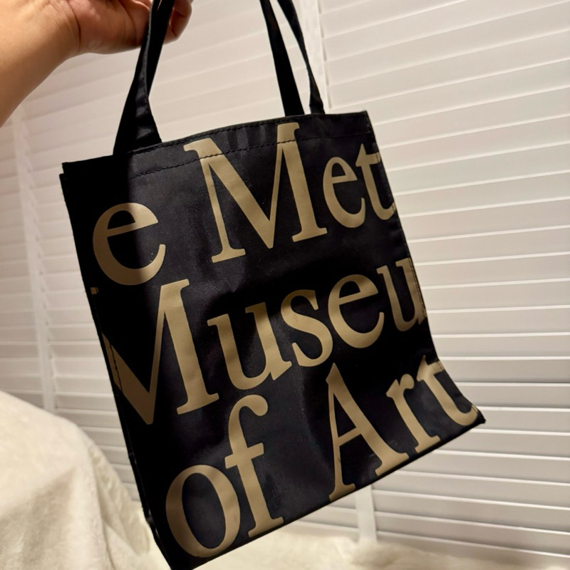 ถุงผ้าลดโลกร้อน “ metr o    p o l i t a n     m u s i u m    o f   a r t "ของแถม