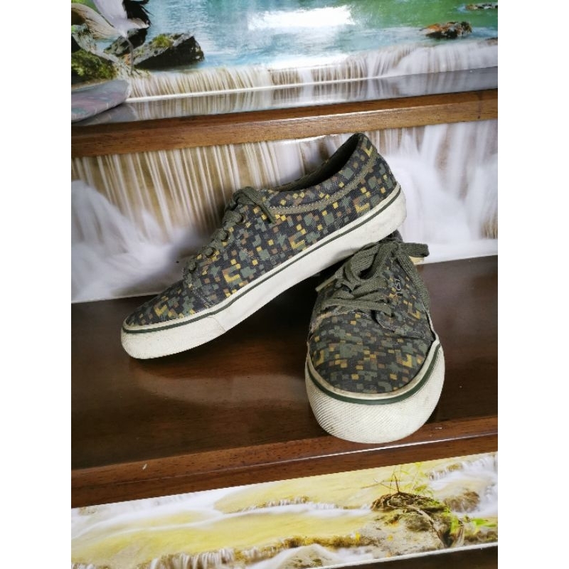 รองเท้าผ้าใบยี่ห้อLacoste