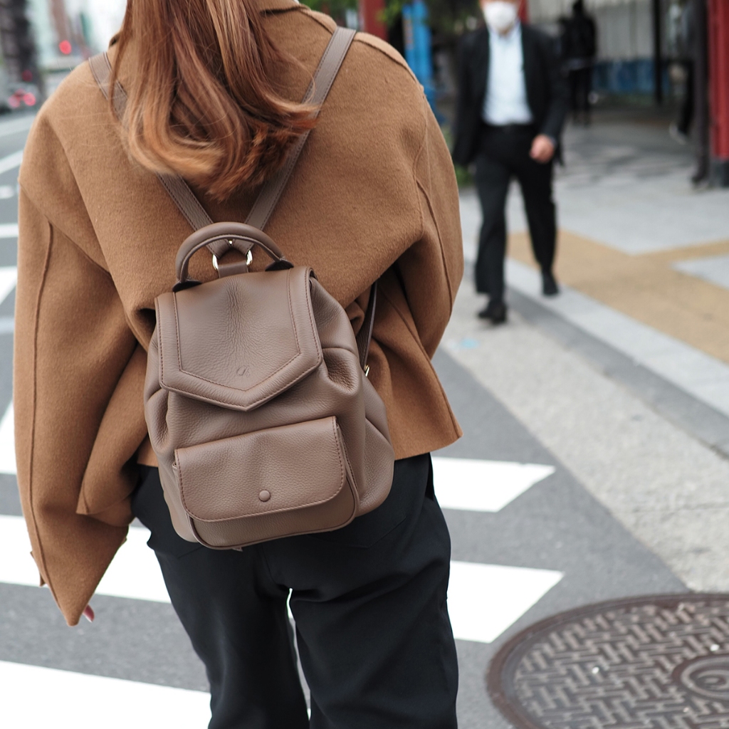 เป้สุดน่ารักคล่องตัวขนาดกำลังดี  พาร่วมทริปโปรด รุ่น Alice หนังวัวนุ่ม  Backpack Charin bag