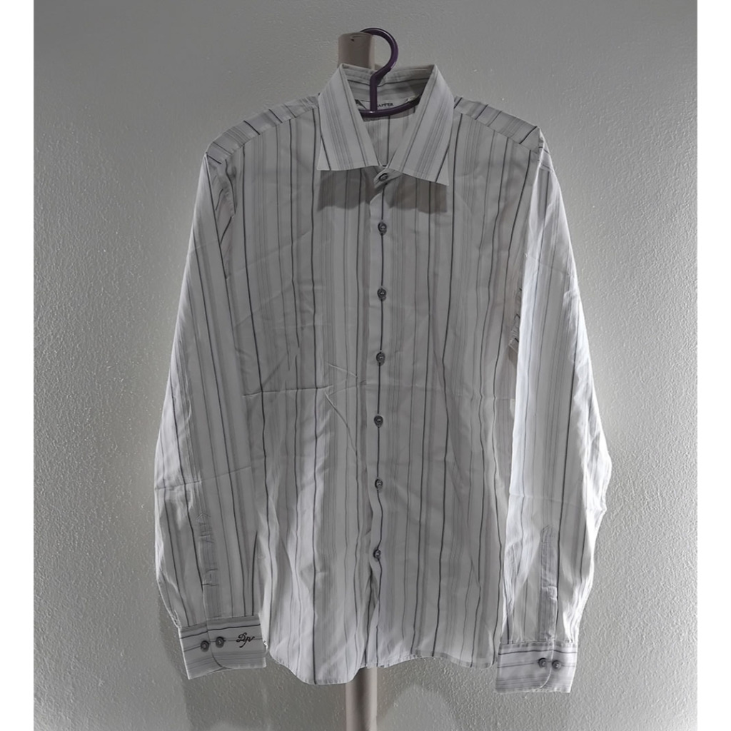 เสื้อเชิ๊ต Dapper สีขาวลายดำน้ำตาลเทา (มือสองสภาพ 80 %) (M) (คอเหลือง)