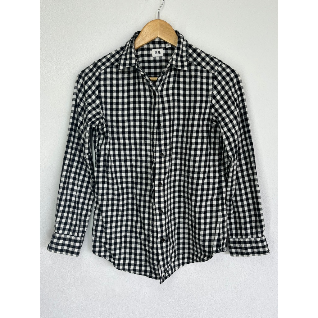 เสื้อเชิ้ตแขนยาว Uniqlo มือ 2 สีขาว ดำ Size S อก 34 นิ้ว ยาว 25 นิ้ว