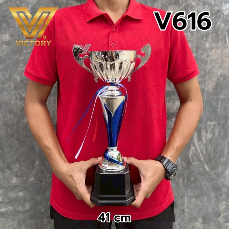 ถ้วยรางวัลVictory โลหะ สีเงิน แต่งลวดลายสีน้ำเงิน ฐานด้านล่างเป็นพลาสติก รุ่นV614- V617 ราคา ถูกที่สุด ดีลบีเคเค แกลเลอรีภาพที่ 3