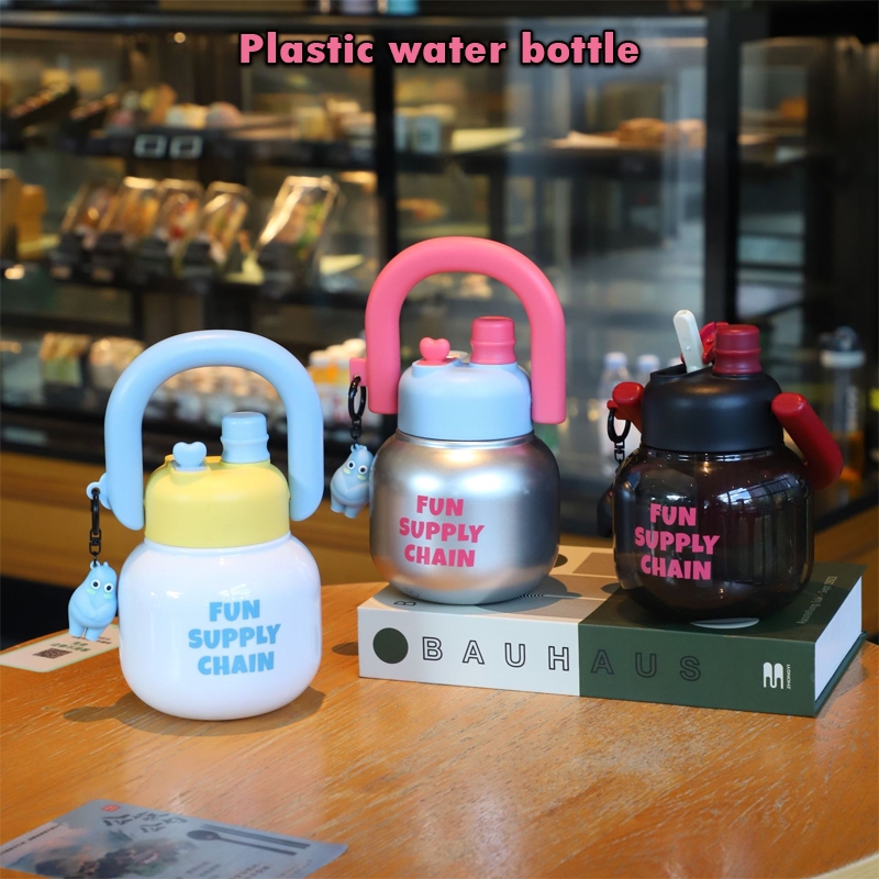 ขวดน้ําพกพา 680ml กระติกน้ํามีหูหิ้ว น่ารักการ์ตูน เครื่องดื่ม ขวดน้ําพลาสติก สร้างสรรค์ที่มีจี้ที่มีฝาปิด T01258