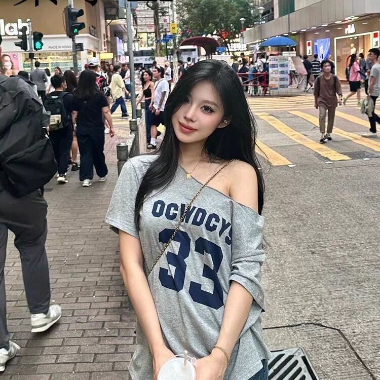 เสื้อปาดไหล่ ผู้หญิง เสื้อยืดย้อนยุคอเมริกัน สไตล์ลำลอง ดีไซน์พิเศษ สาวฮอต เปิดไหล่ ทรงหลวม แขนสั้น พิมพ์ลายตัวอักษร XXL