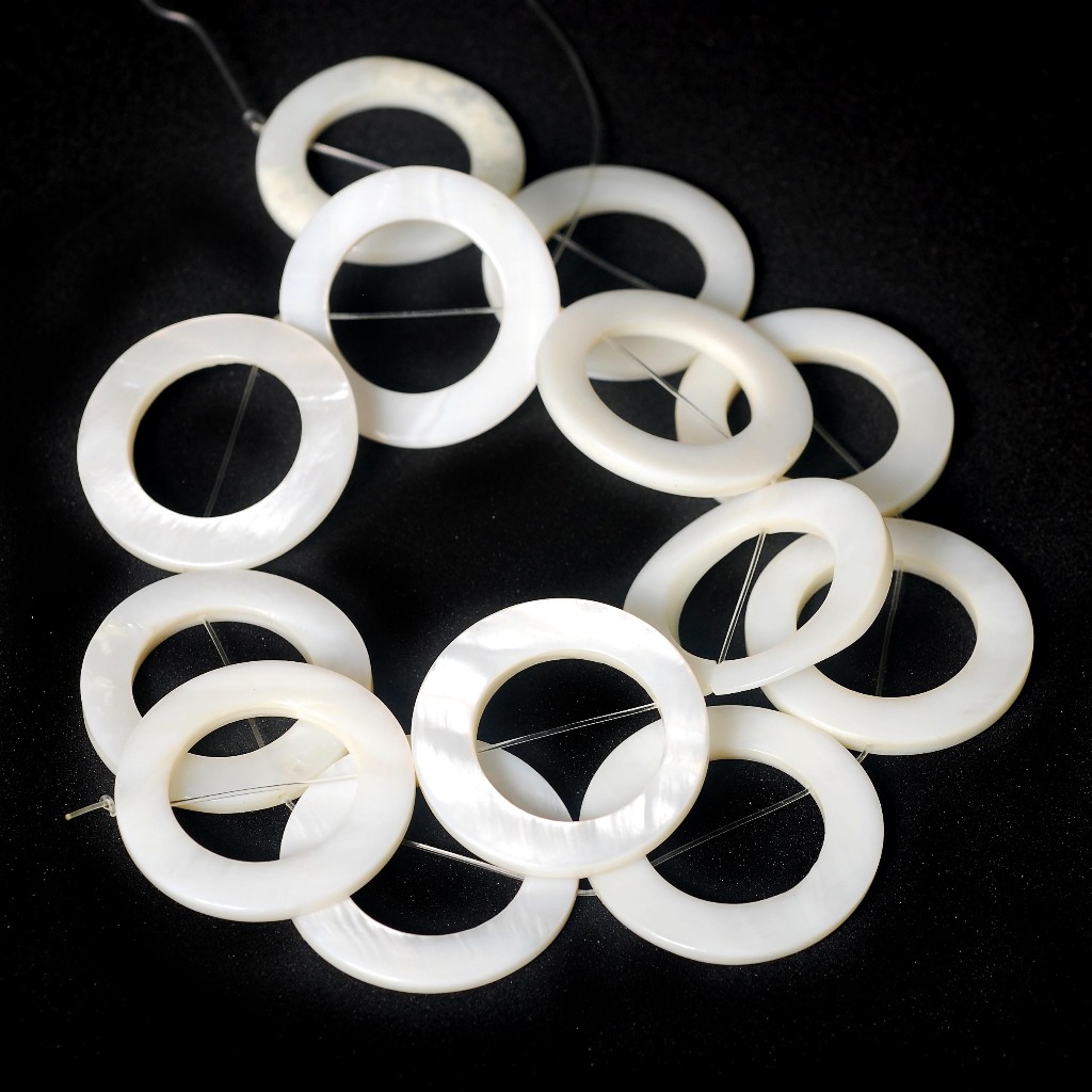 ลูกปัดเปลือกหอยมุกแท้ลักษณะเป็นรูปห่วงกลมแบน สีขาว  - Mother-of-Pearl Shell White Flat Round Donut ฺBead 30 mm (LZ-0717)