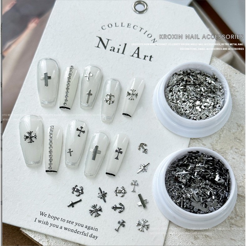 ตลับกลม อะไหล่กางเขนติดเล็บ ประดับเล็บสไตล์ Chrome Hearts ขนาดมินิ  สีเงินและสีดำ คละแบบ จำนวนอ่านในรายละเอียด - รูปที่ 3