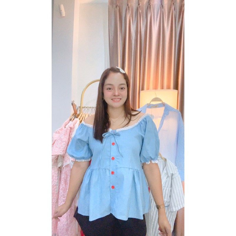 BN661. เสื้อสาวอวบ ผ้ายีนส์เทียม รุ่นกระดุมแดง คอ ระบายลูกไม้ ใส่เปิดไหล่ได้ อก38-46“