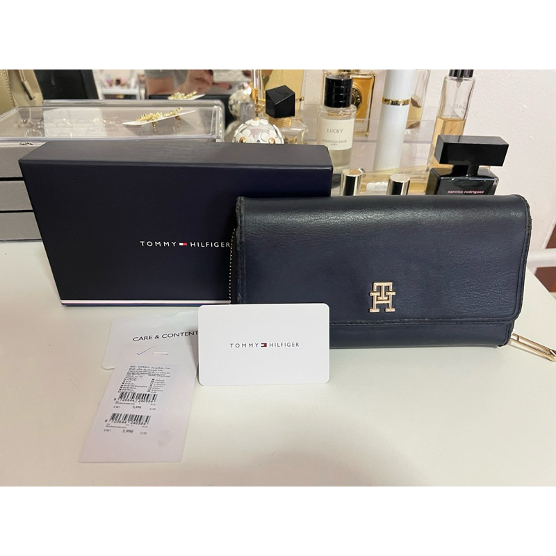 กระเป๋าสตางค์ใบยาว tommy hilfiger ของแท้ สีกรม มือสอง