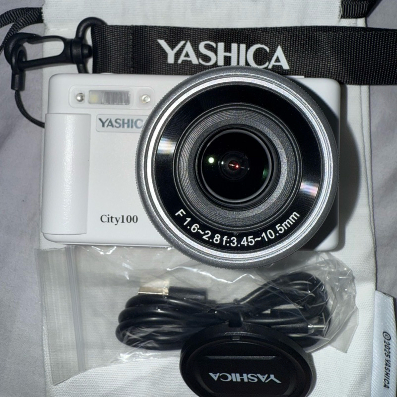 กล้องดิจิตอล YASHICA City 100 Digital Camera สีขาว (มือสอง สภาพเหมือนใหม่ ประกันเหลือเกือบปี) แถมเมม
