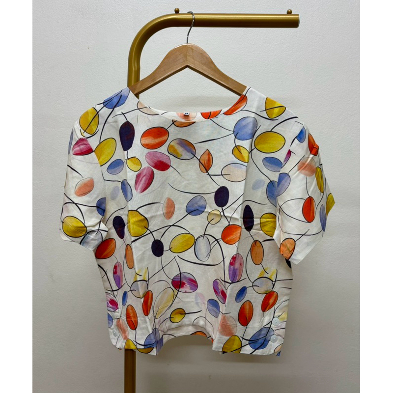 🫟 เสื้อคอกลม แขนสั้น กระดุมข้างช่วงเอว ผ้าลินินแท้ สีพื้น และลายดอก แบบเสื้อใส่สบาย - รูปที่ 4