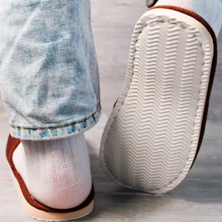🩴LONG JAI🩴รองเท้าใส่ในบ้าน มาใหม่ พื้นยาง กันลื่น น้ำหนักเบา Slippers ในออฟฟิศ รองเท้าลำลอง