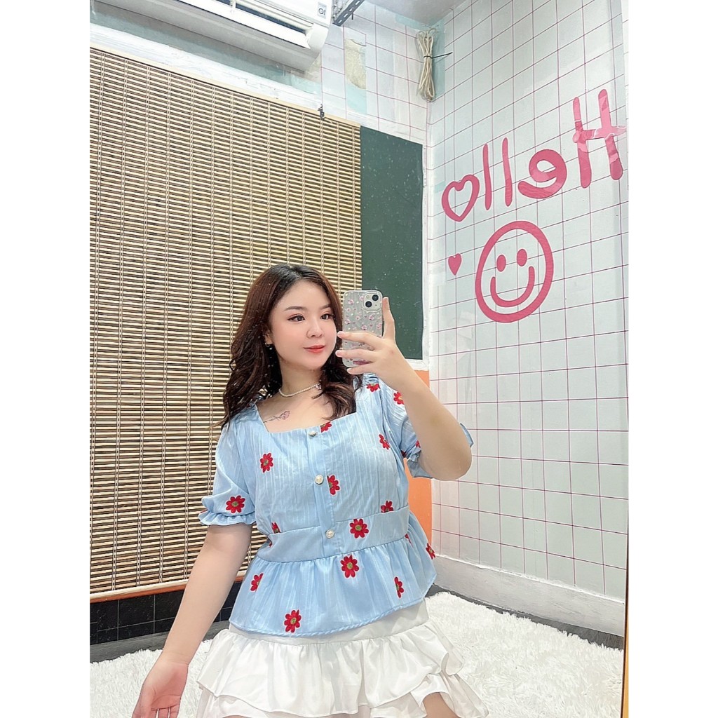 เสื้อคอเหลี่ยมผ้าปัก ลายดอกไม้ แต่งกระดุมหน้า มีสม็อคด้านหลัง รอบอก 40-48 นิ้ว