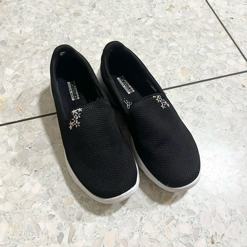 👟🔵 Skechers Air Cooled Goga Mat(Ultra Go: Go Walk 5) ลายปักดอกไม้ สีดำ