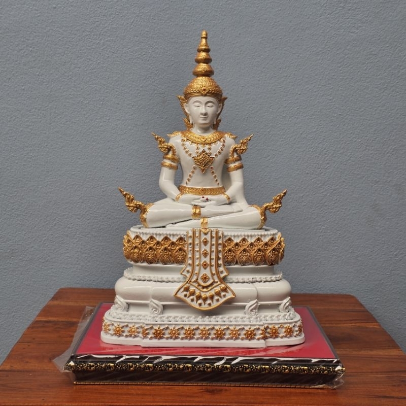 พระมหาจักพรรดิ(เหล็กน้ำพี้)ฐานกว้าง8นิ้วสูง12นิ้วเเถมฟรีฐานรองวัตถุมงคล