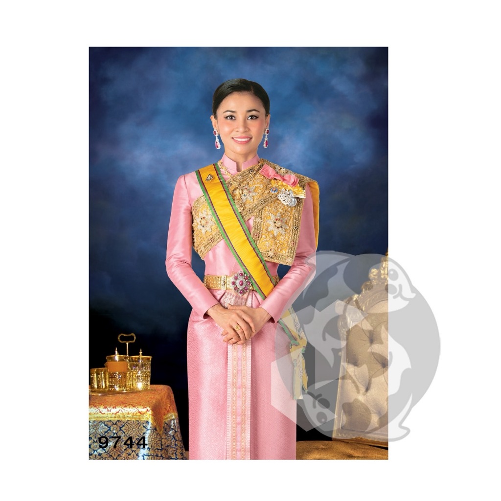 รูปมงคล พระฉายาลักษณ์ พระราชินี รัชกาลที่ 10 สำหรับใส่กรอบ หรือติดผนัง ขนาด 15x21 นิ้ว