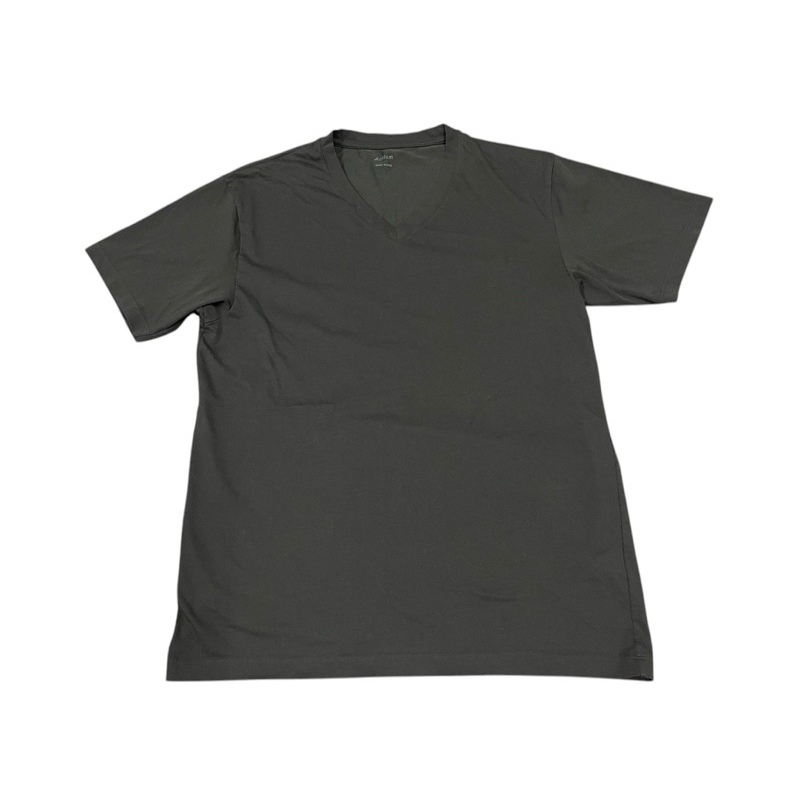 เสื้อยืดคอวี สีดำ AIRism UNIQLO