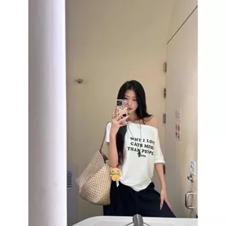 เสื้อยืดผู้หญิง ปาดไหล่ได้ สายเกาหลี ทรงหลวม ใส่ชิคๆ สวมใส่สบาย สีขาว สไตล์อเมริกัน cintage คอกว้าง เสื้อยืดสวยๆผู้หญิง