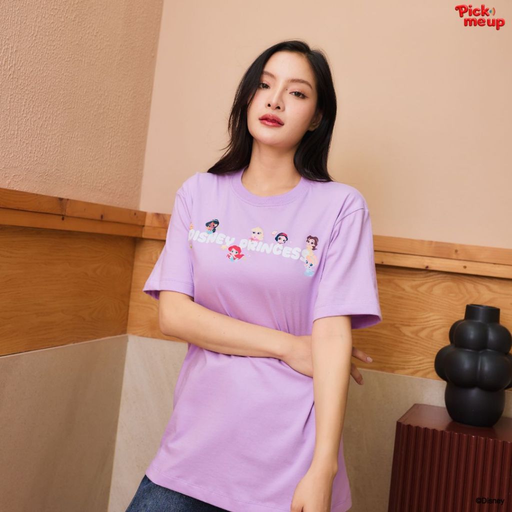 PickMeUp เสื้อยืดพิมพ์ลาย DISNEY PRINCESS LITTLE CUTE TITLE ลิขสิทธิ์ Disney