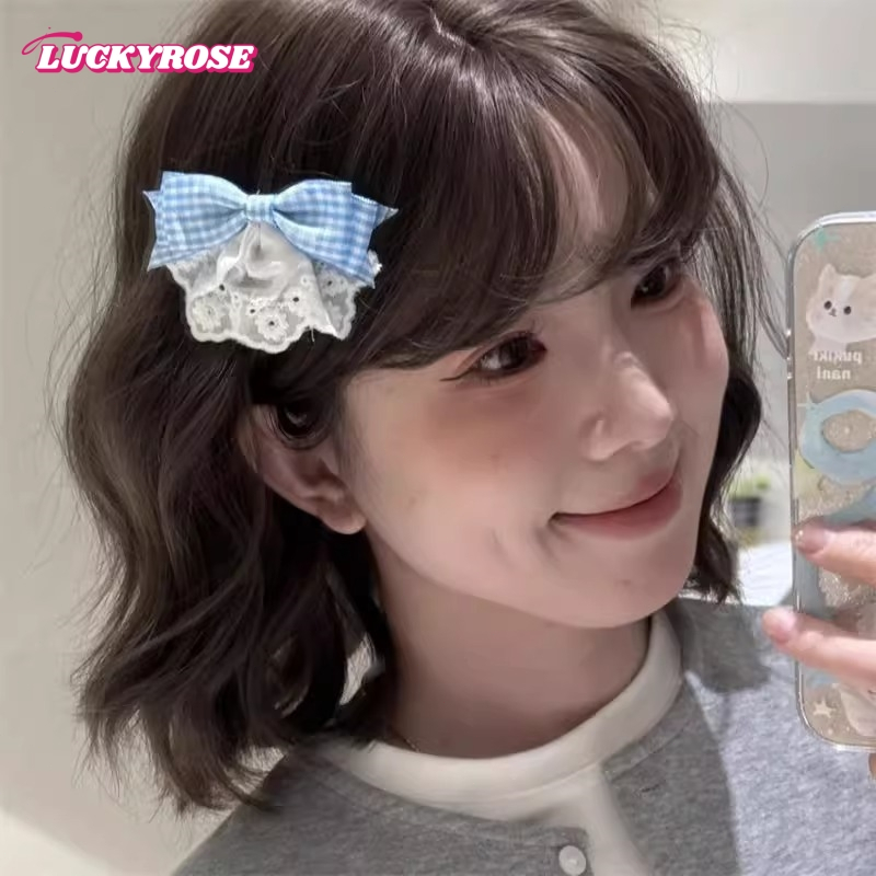 LUCKYROSE กิ๊บติดผมสไตล์สาวสดชื่น ลายสก็อตสีฟ้าอ่อน ตกแต่งขอบลูกไม้ลายเมฆ