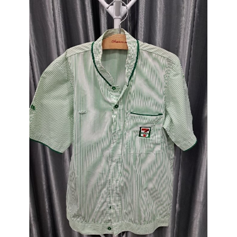 Who 13 เสื้อพนักงานเซเว่น คอจีน ขนาด S อก 40×ย25 นื้ว มือสอง (มีเปื้อน)