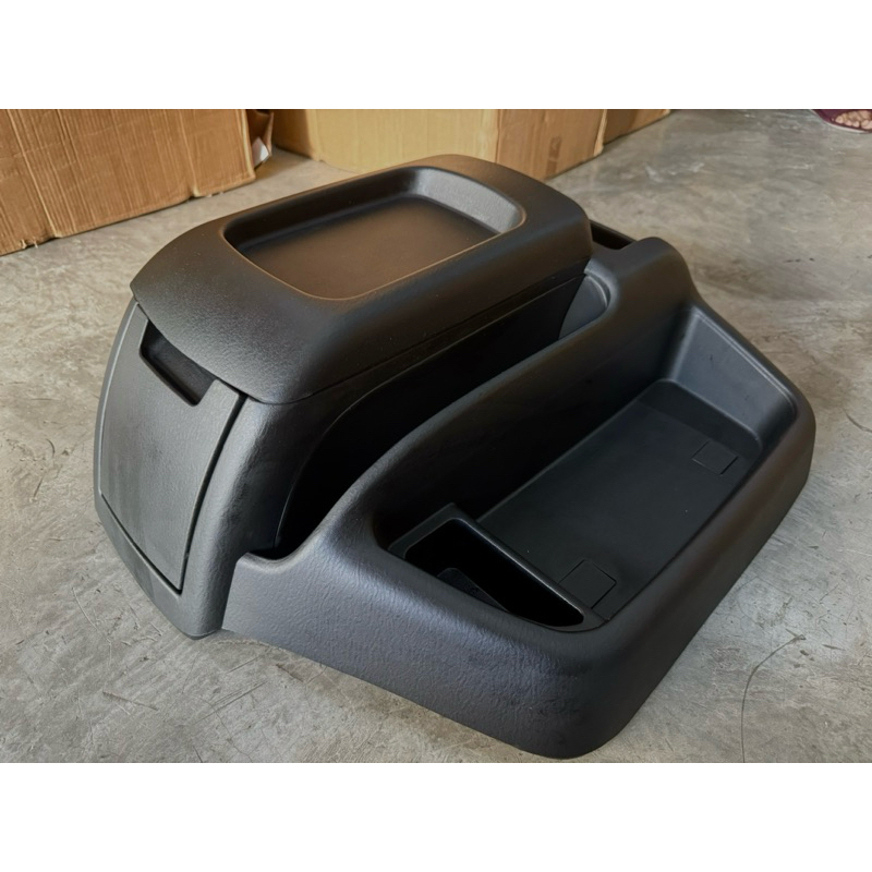 กล่องคอนโซลกลางใหญ่ ด้านบน toyota commuter/ventury สีดำ – โปรปัง