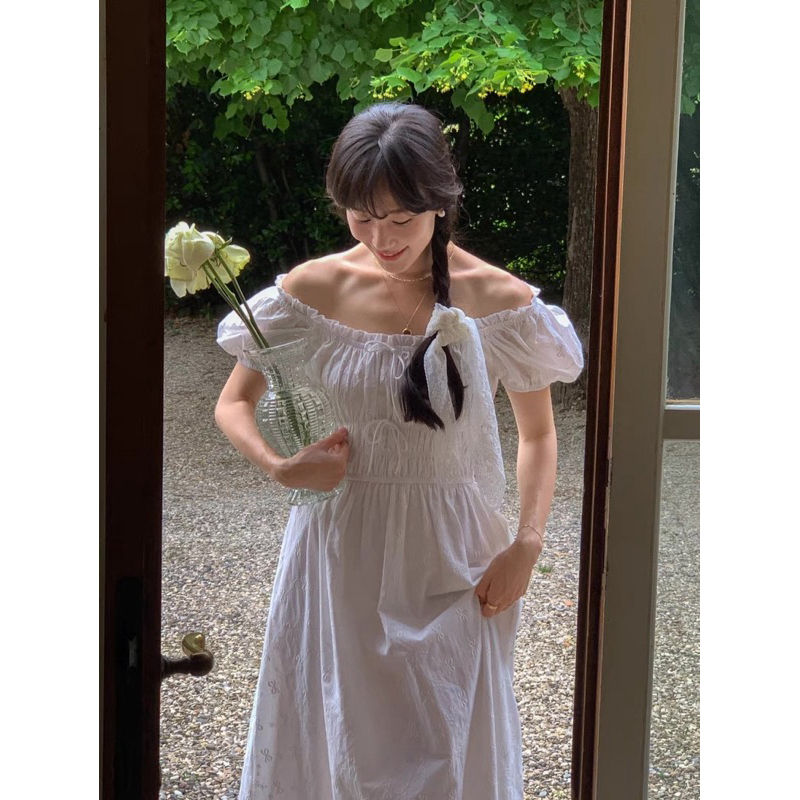 เดรสยาวลายลูกไม้ฉลุ สีขาว ใส่ปาดไหล่ได้