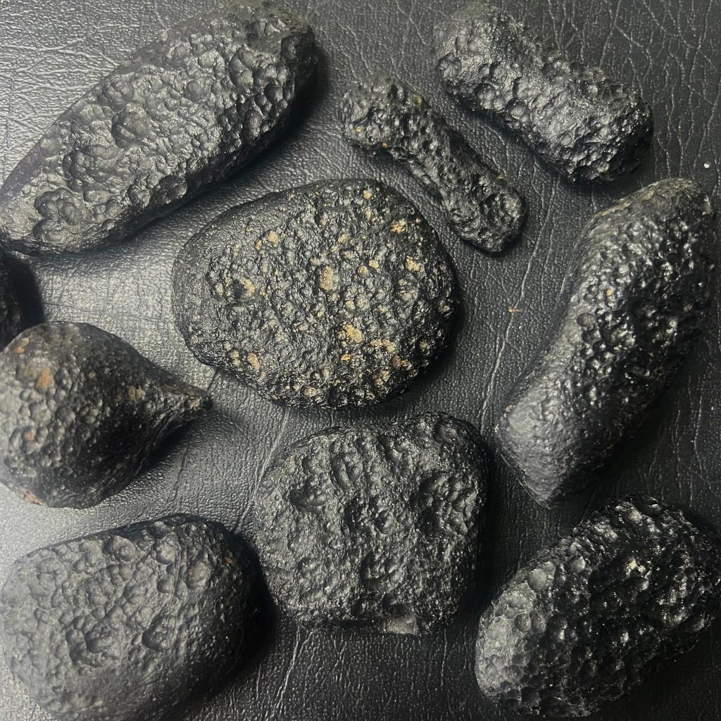 หินสะเก็ดดาวก้อนใหญ่ (Tektite) เลือกก้อนได้ ก้อนดิบจากธรรมชาติ หินสะสม หินหายาก