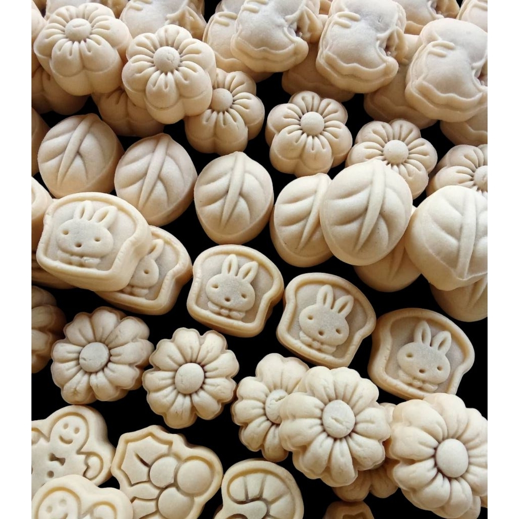 คุกกี้ไส้สับปะรด(ชิ้นเล็ก) ชิ้นละ 5 บาท เมื่อซื้อ 20 ชิ้นขึ้นไป