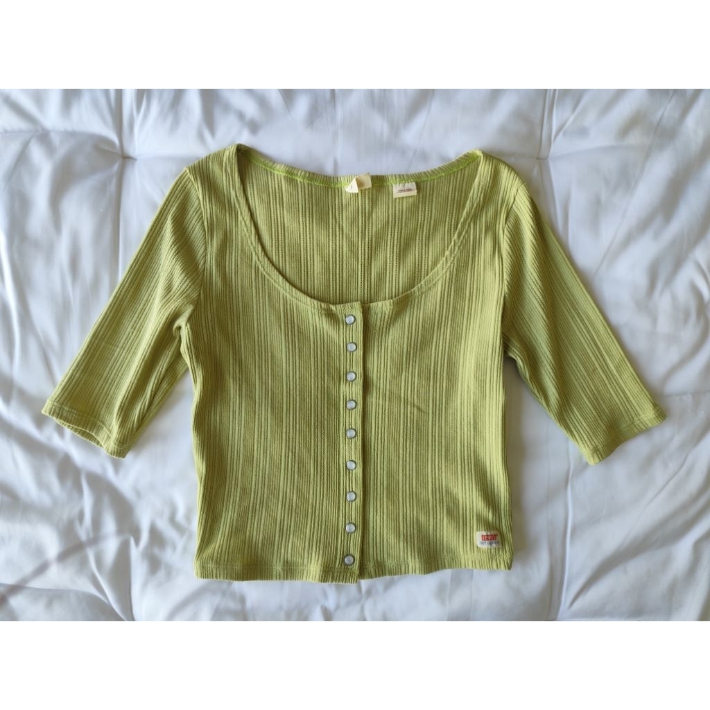 ส่งต่อ เสื้อครอป Levi's แท้ มือสอง สภาพใหม่ ไซส์S