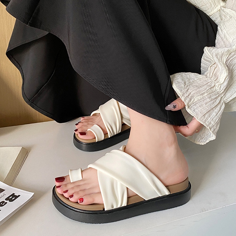 New fashion รองเท้าแตะแฟชั่นลำลอง สำหรับสตรี รุ่นนี้มาใหม่ แบบสวมสานไขว้ และสวมนิ้วโป้ง สวยเก๋ ไม่ซ้ำใคร สาวๆต้องมีน๊าาา