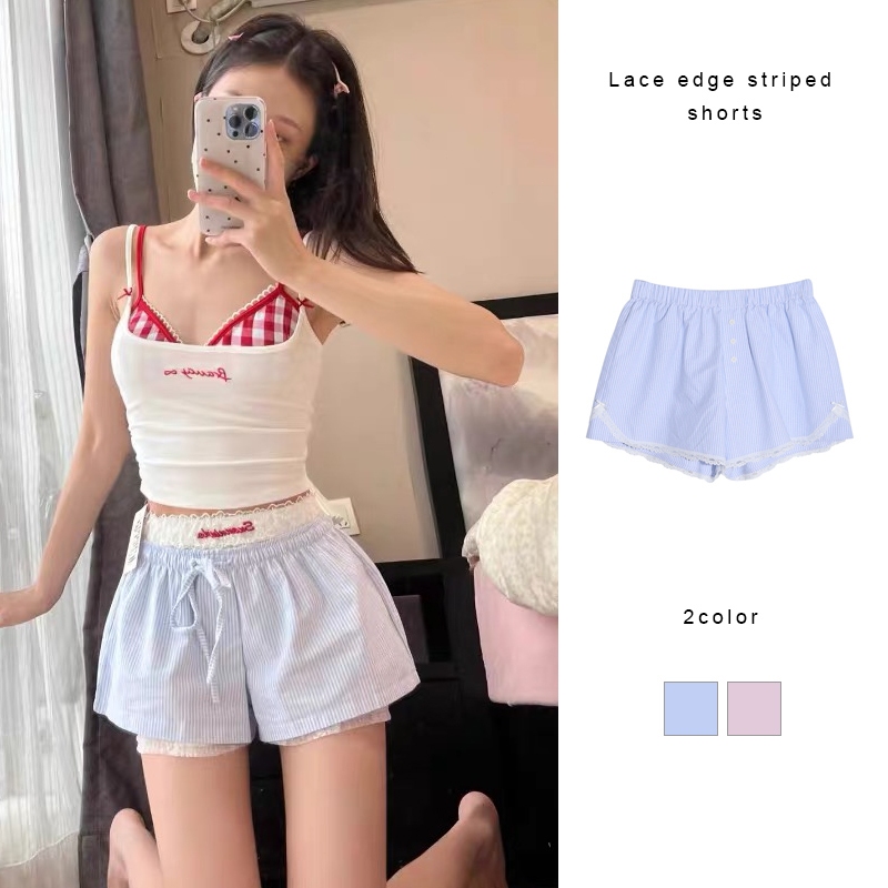 กางเกงขาสั้นผู้หญิงเอวยางยืด แต่งลูกไม้ปักสีขาว และกางเกงขาสั้นลายทางสีน้ำเงิน