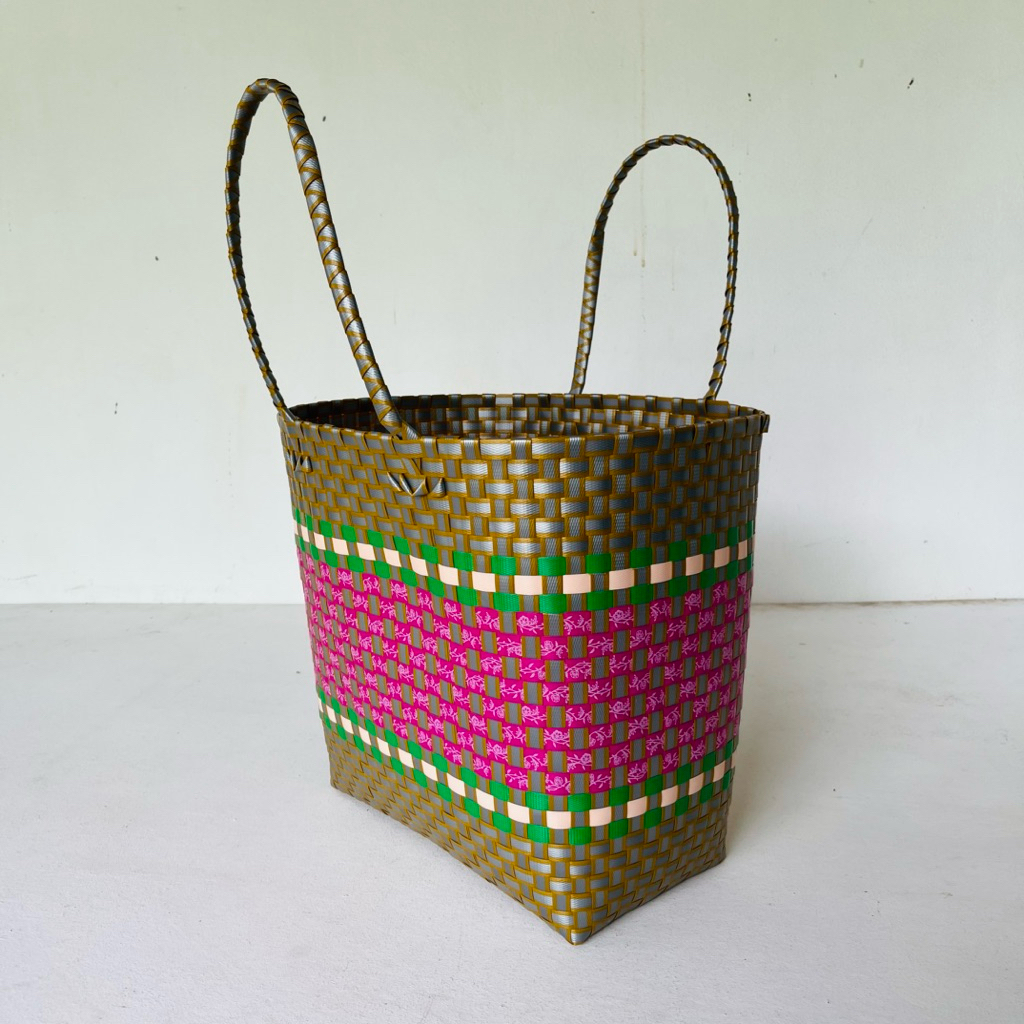 กระเป๋าเป้สานเส้นพลาสติกตะกร้าจ่ายตลาดใส่ของขนาดกว้าง 24 ยาว 35สูง 33ซม.เส้นรอบวงปากตะกร้า 111 ซม.สายสูง 18 เซนติเมตร - รูปที่ 3