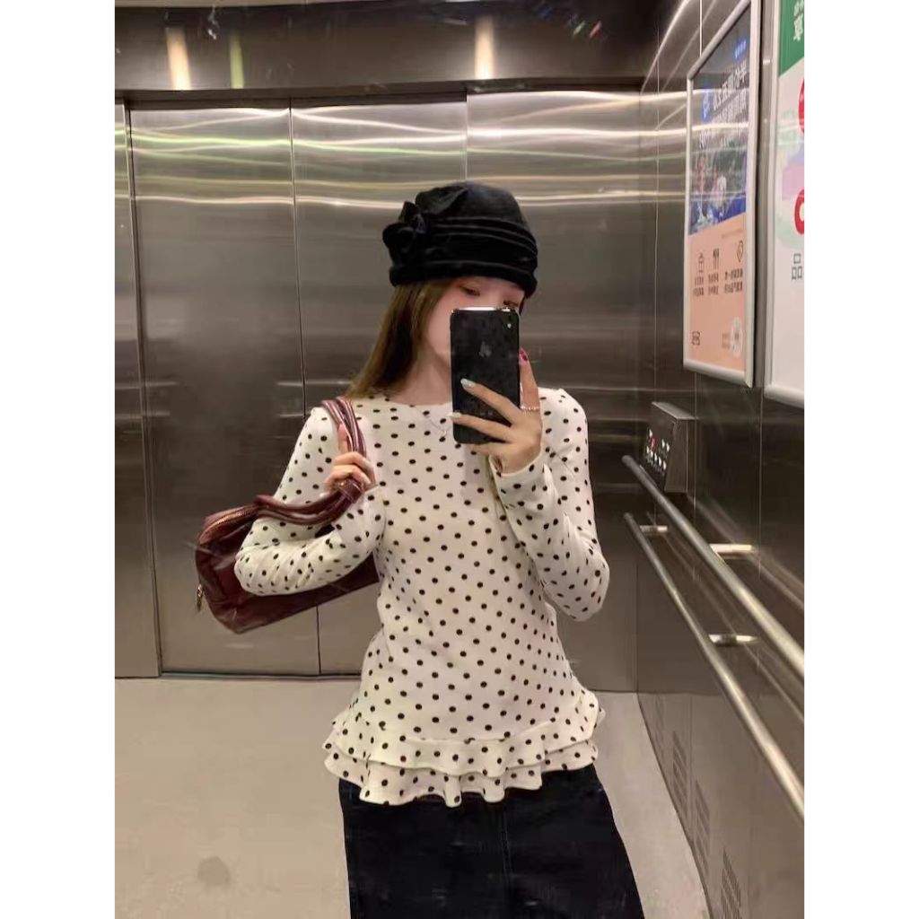 เสื้อยืดแขนยาวผู้หญิงลายจุดสีขาว พลัสไซส์ทำจากผ้าออริจินัลเสื้อฐานฤดูใบไม้ผลิผู้หญิง สไตล์หวานๆ Ruffle base layer shirt