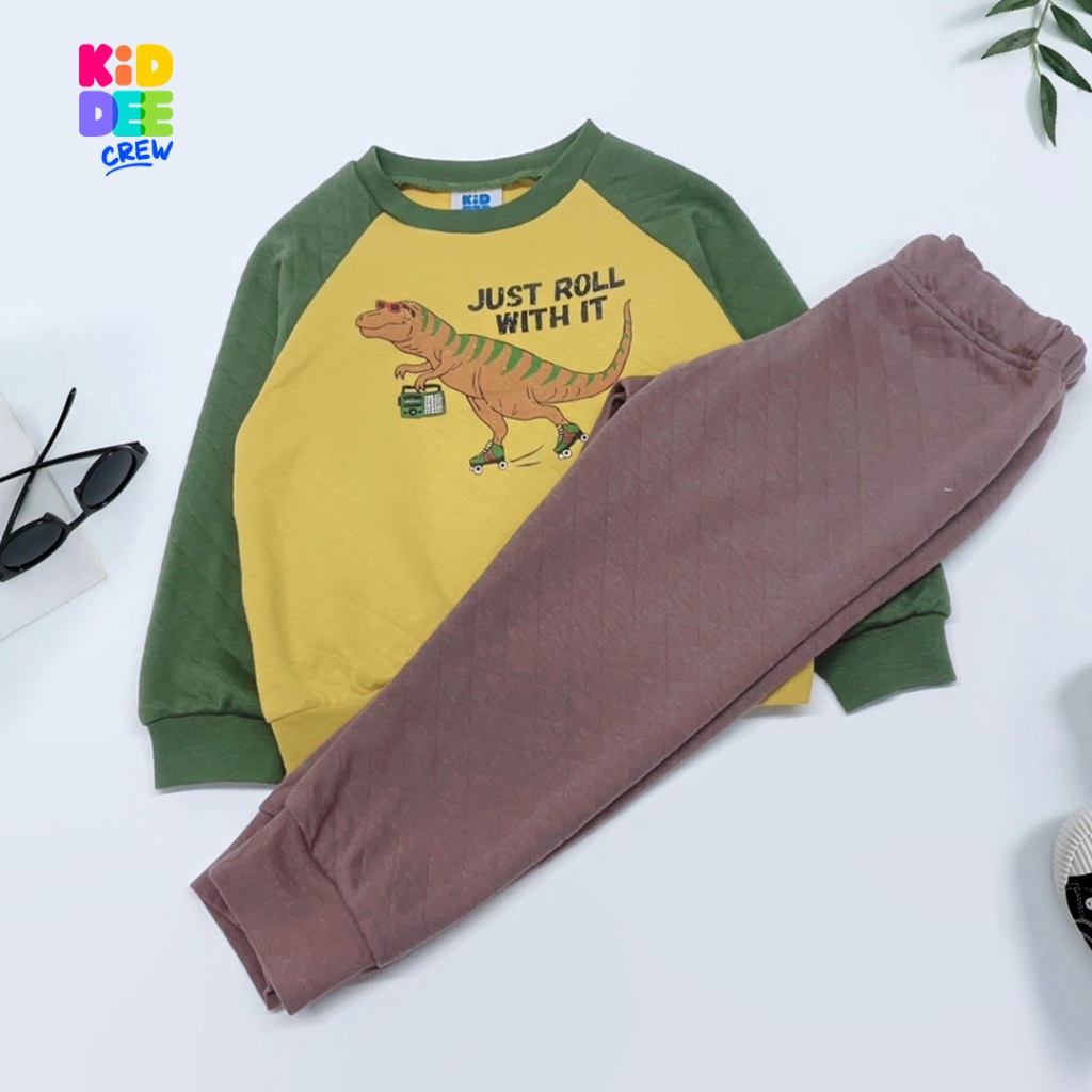 KiddeeCrew ชุดนอนเด็ก เหลืองแขนเขียวไดโนเสาร์กางเกงน้ำตาล ผ้าแซนวิช เหมาะสำหรับอายุ 1-14 ปี