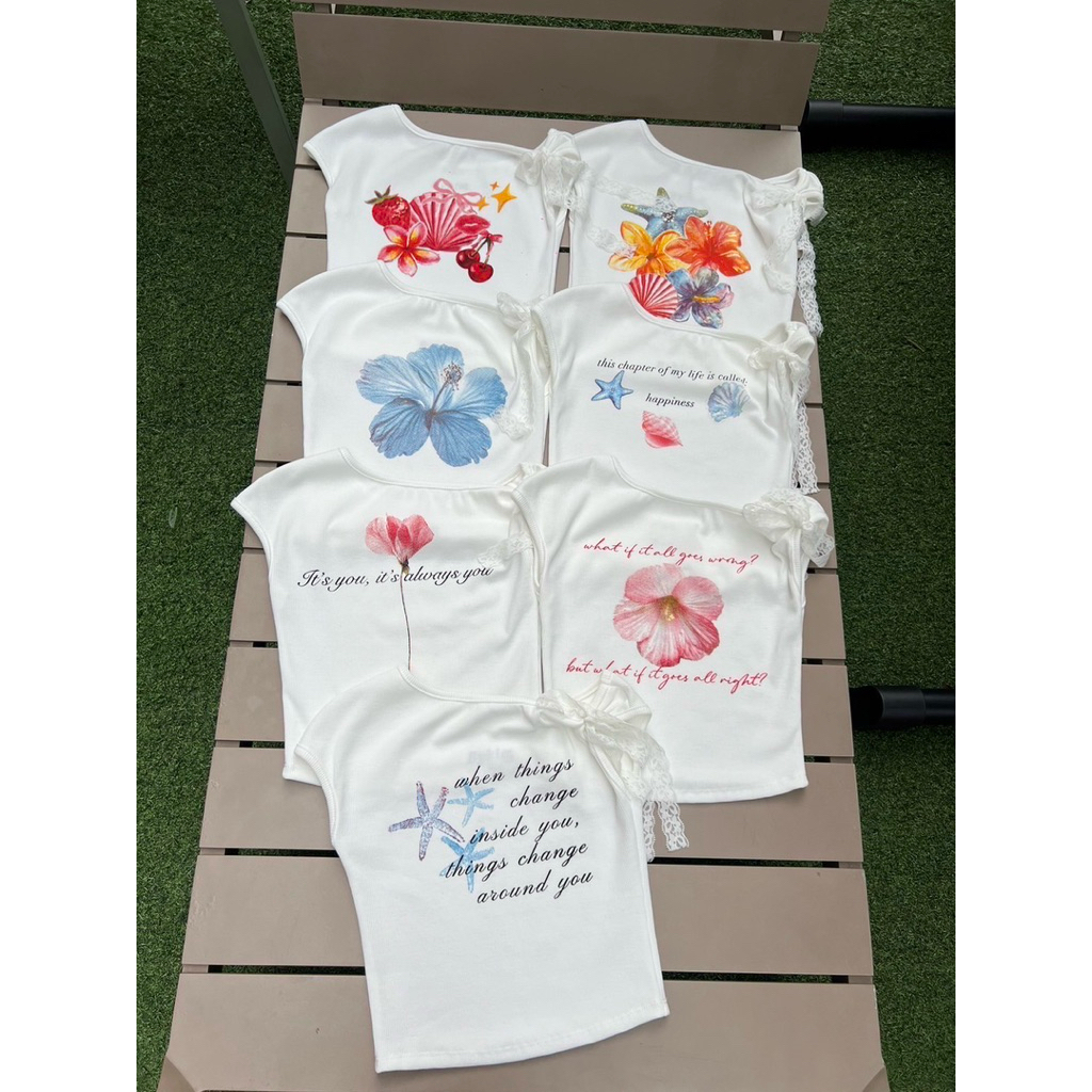 SIS.ON | พร้อมส่ง  เสื้อแขนสั้นไหล่เบี่ยงพิมพ์ลาย ดีเทลผูกลูกไม้ BK ราคา ถูกที่สุด ดีลบีเคเค รูปภาพหลัก