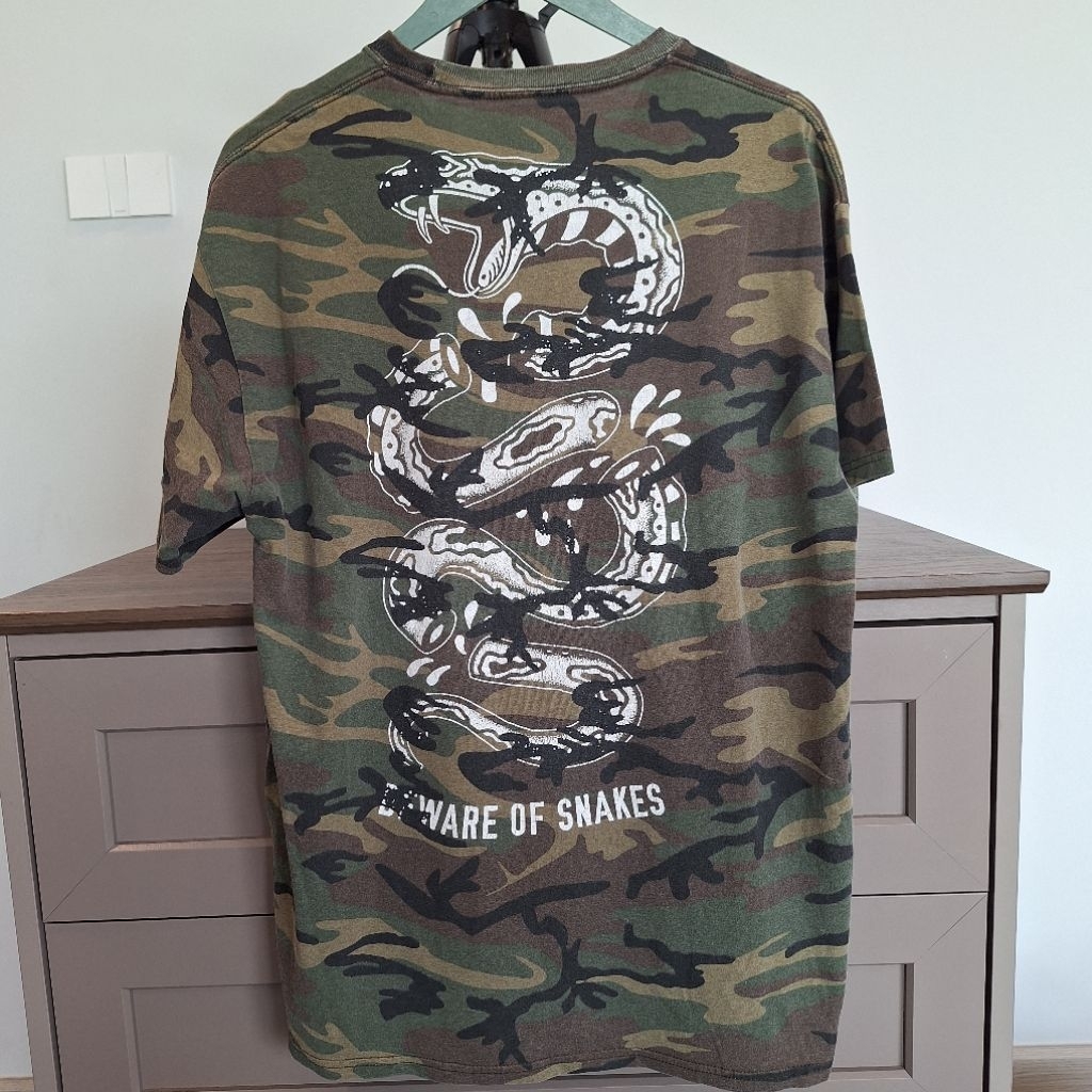 เสื้อยืด ลายพราง Lurking class Beware of snakes size L (AD02)