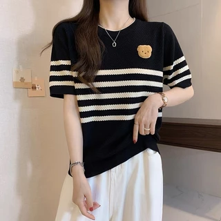 (พร้อมส่งที่ไทย#18045)เสื้อแขนสั้นผู้หญิงไหมพรมถักผ้านิ่มใส่สบาย คอกลมแฟชั่นทรงเกาหลีปักป้ายลายหมี