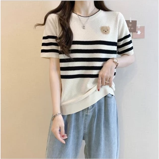 (พร้อมส่งที่ไทย#18045)เสื้อแขนสั้นผู้หญิงไหมพรมถักผ้านิ่มใส่สบาย คอกลมแฟชั่นทรงเกาหลีปักป้ายลายหมี