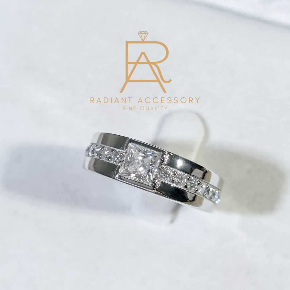 แหวนเงินแท้ฝังเพชร Moissanite 0.8 กะรัต ทรง Princess และฝังบ่าข้าง ชุบทองคำขาว