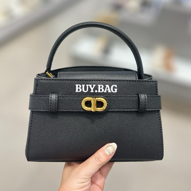 CHARLES & KEITH ( ใช้โค้ดลด30%ร้านโค้ด คุ้ม ) CK2-50270880 กระเป๋าถือตกแต่งด้วยหัวเข็มขัดเมทัลลิครุ่น Aubrielle