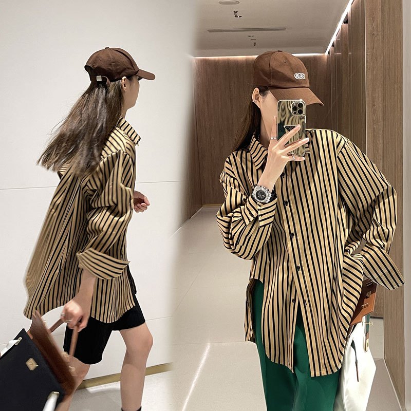 Dahong 🔥 พร้อมส่ง เสื้อเชิ้ตผู้หญิง  โอเวอร์ไซส์  ลายทางแนวตั้ง ทรงหลวม ผ้าคัตตอล อย่างดี W430